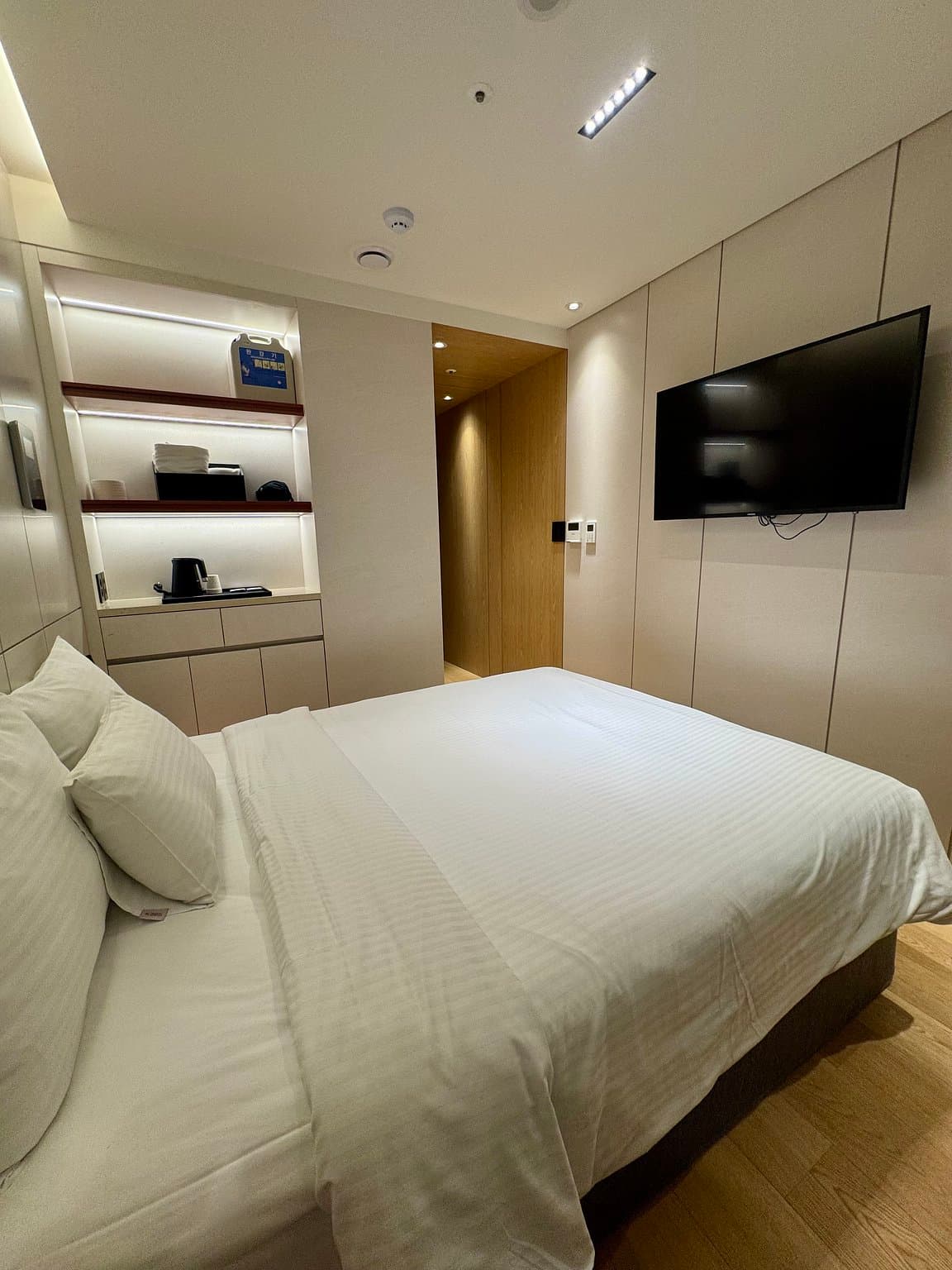 Enjoying the Mix of Tradition and Modernity in Insa-dong and Popular Area Anguk!