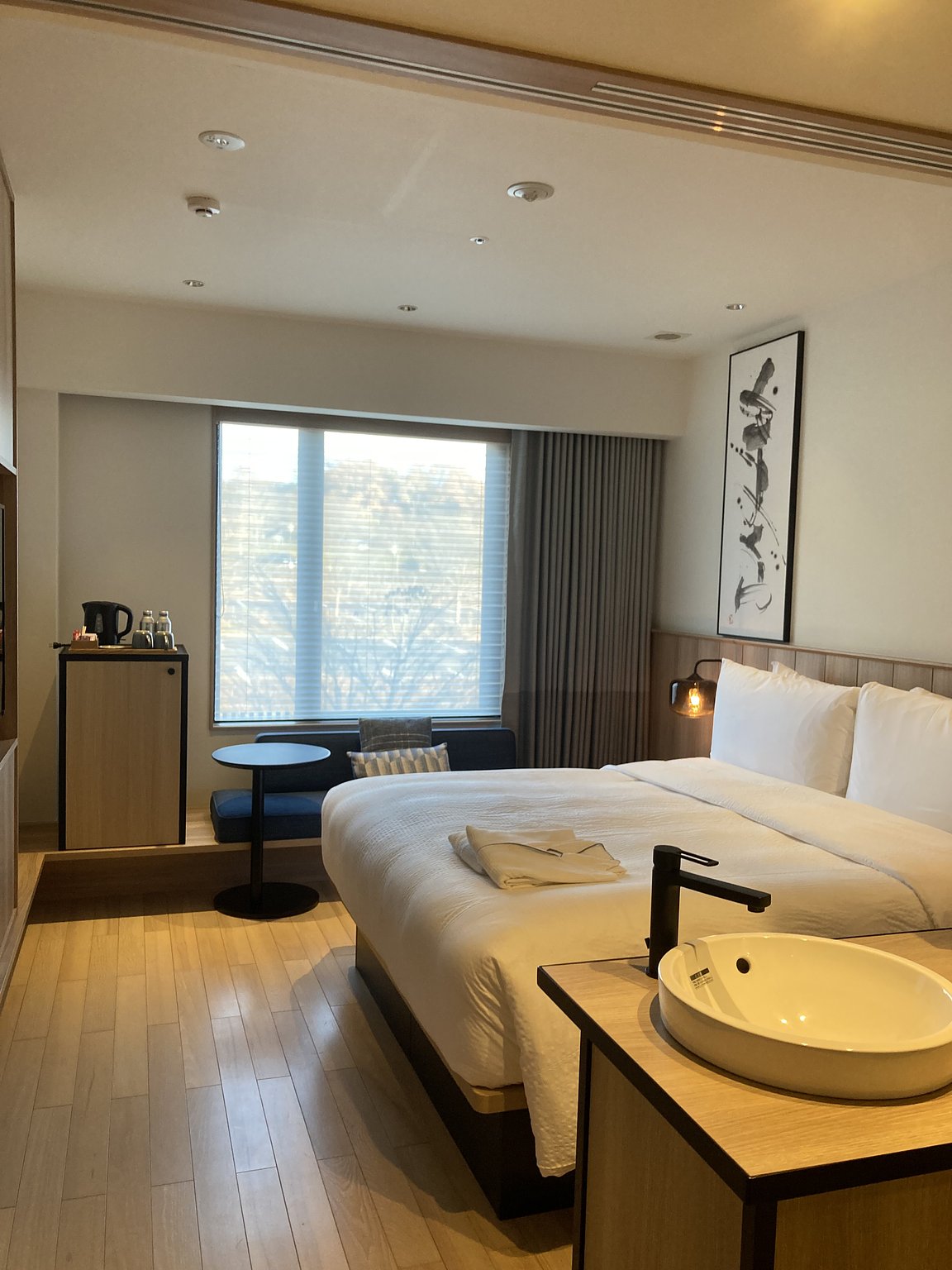 A hotel in a nature-rich location with a park nearby that is full of experiential facilities with free admission