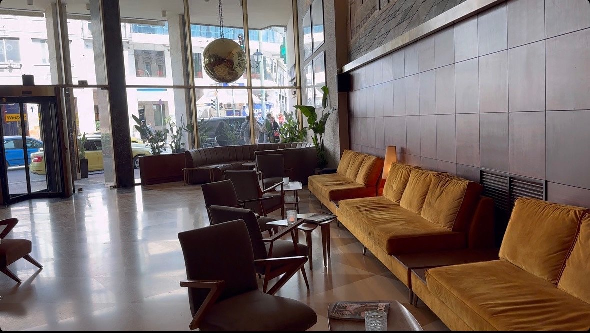 80年代的氛圍與美味的希臘料理