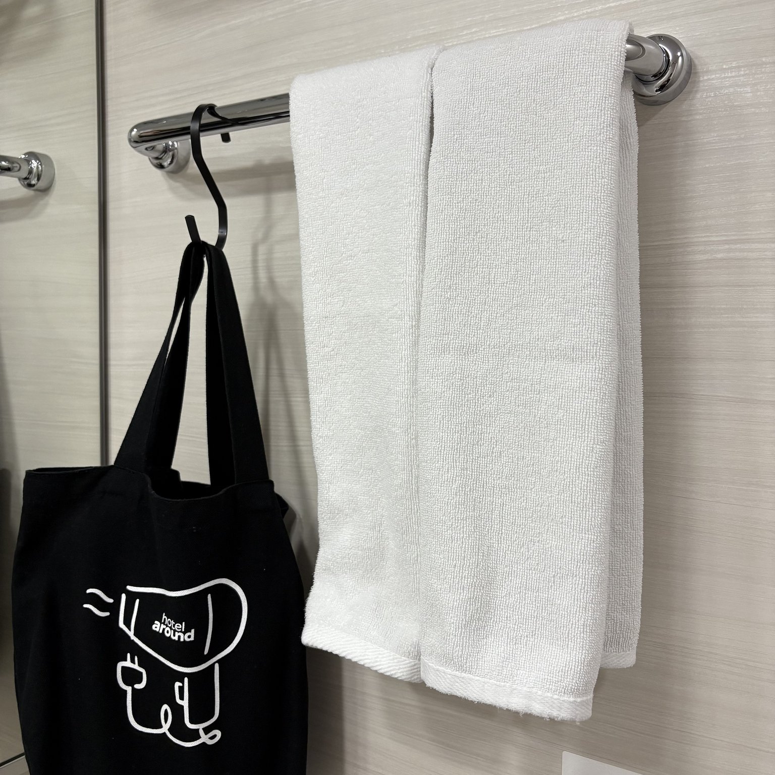 A hotel just a 4-minute walk from the station with private baths