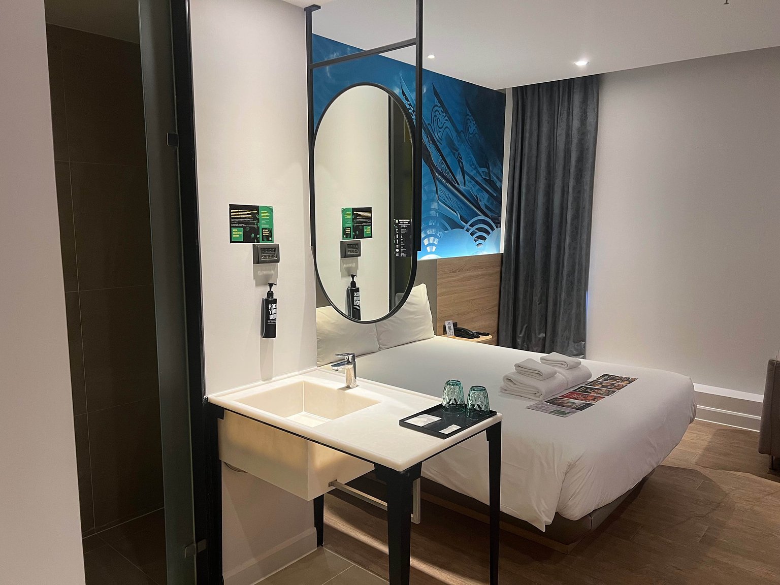 A Convenient Hotel for Your Arrival Day Stay