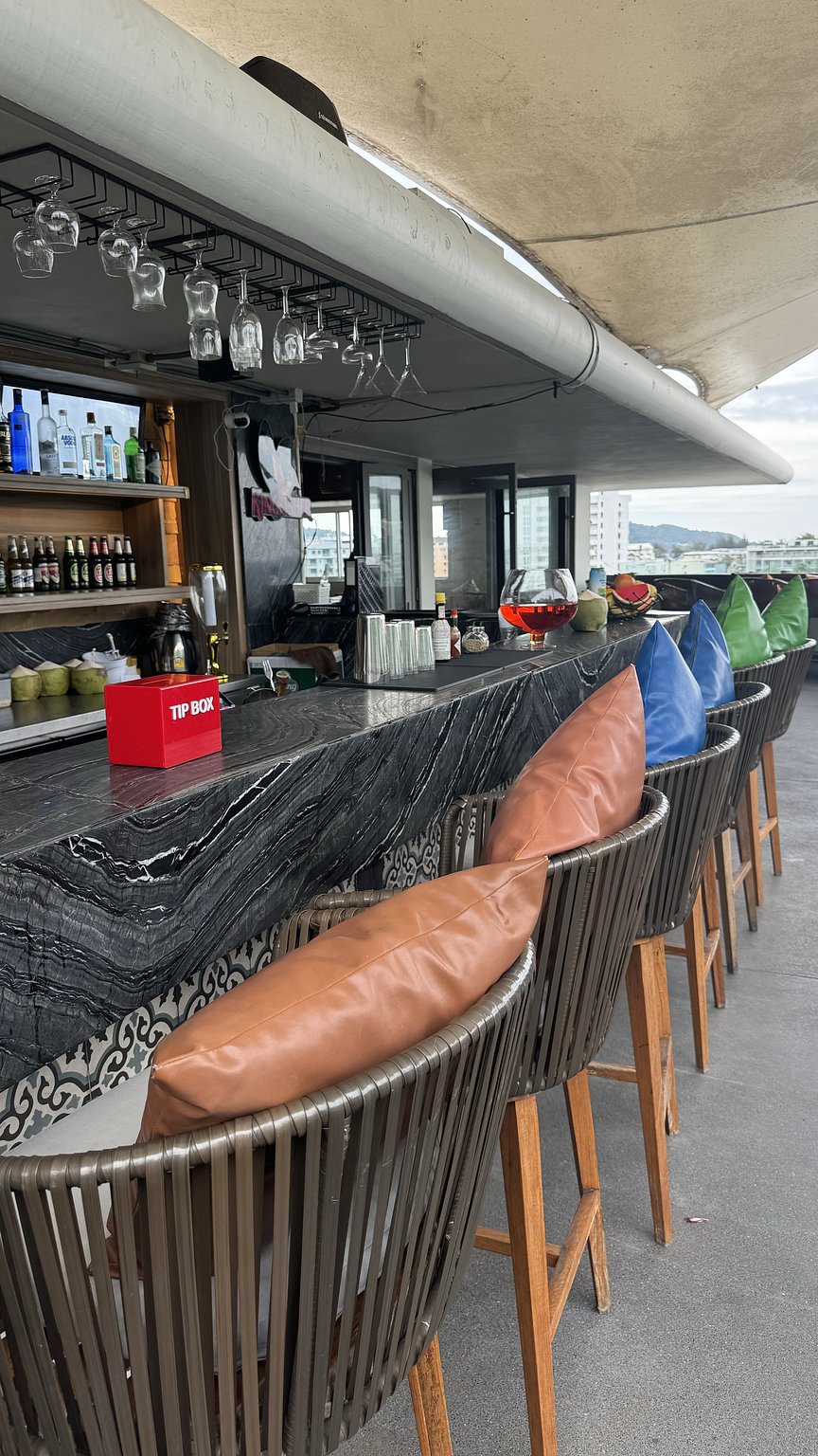 방라 로드까지 도보로 이동할 수 있는 저렴한 호텔!