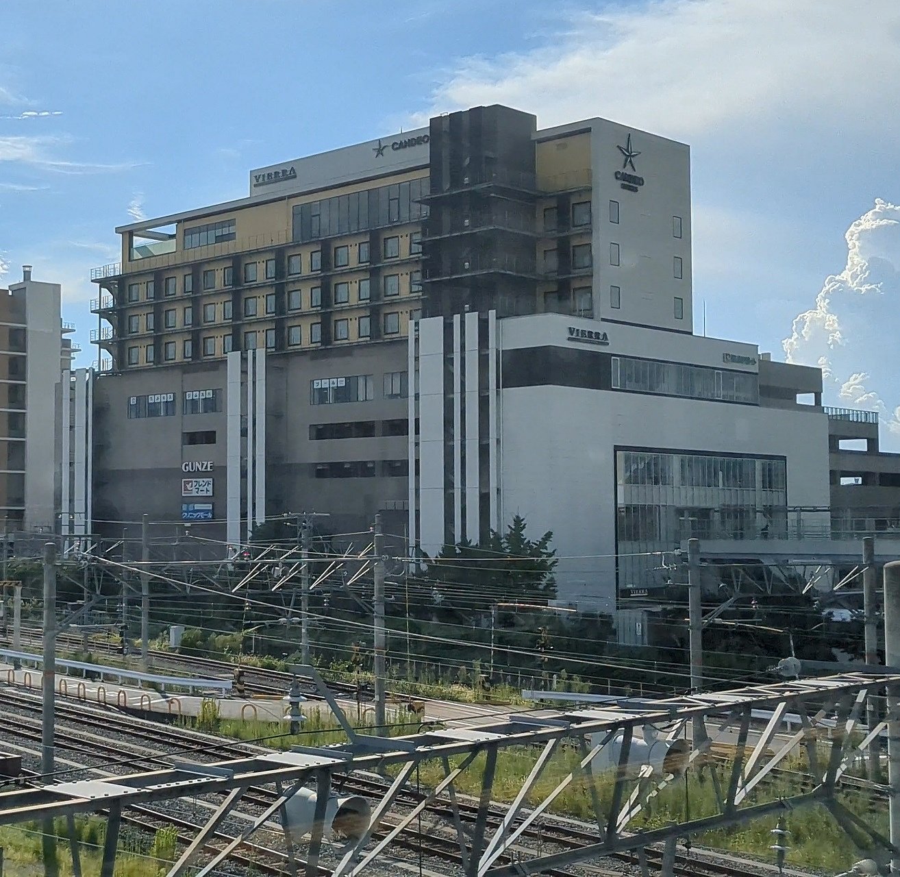 Located not at JR Kyoto Line Shin-Osaka Station but at Kishibe Station.