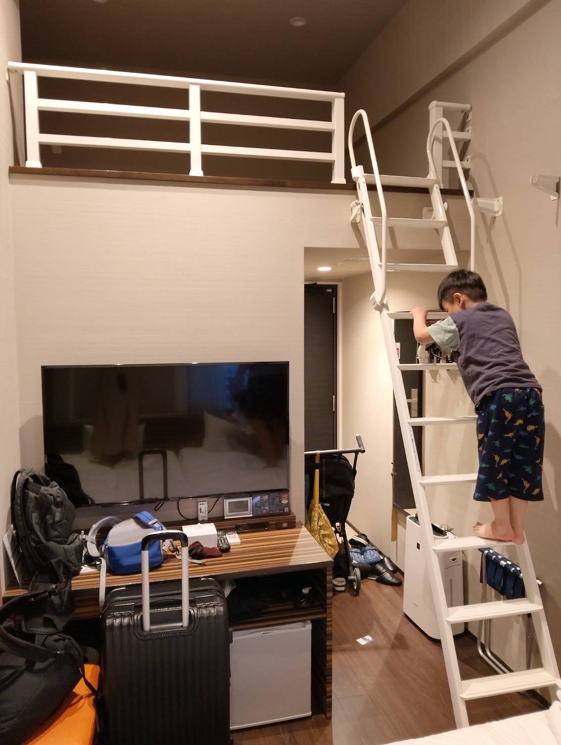 帶大浴場的酒店，面前有租車公司