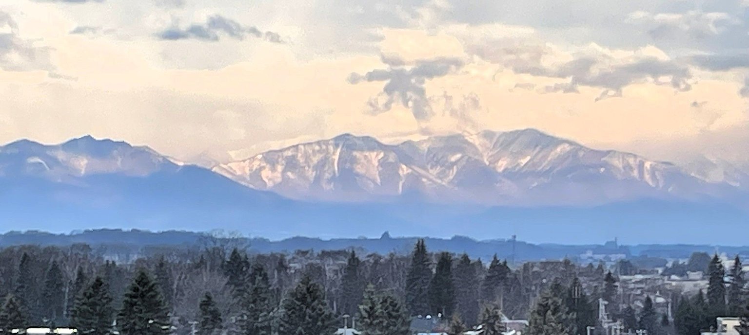 호텔에서 바라보는 아름다운 히다카 산맥