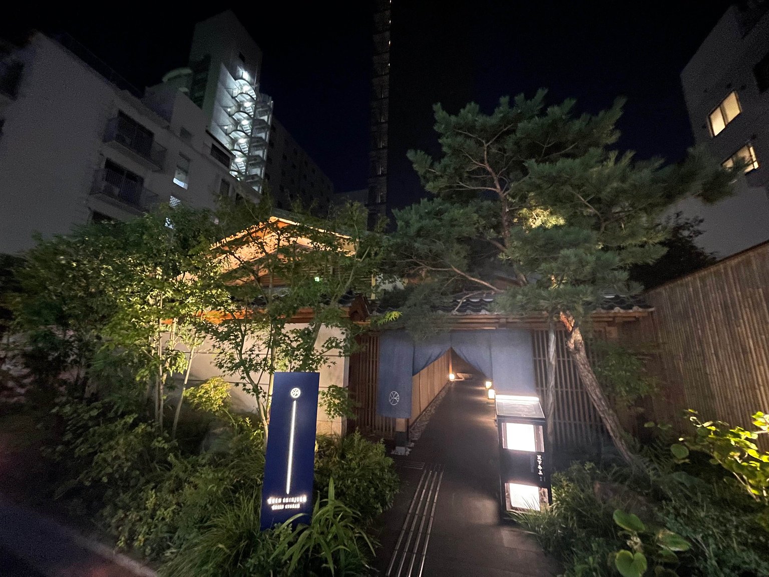 A Stay at an Urban Onsen Ryokan, Forgetting the Bustle of Shinjuku