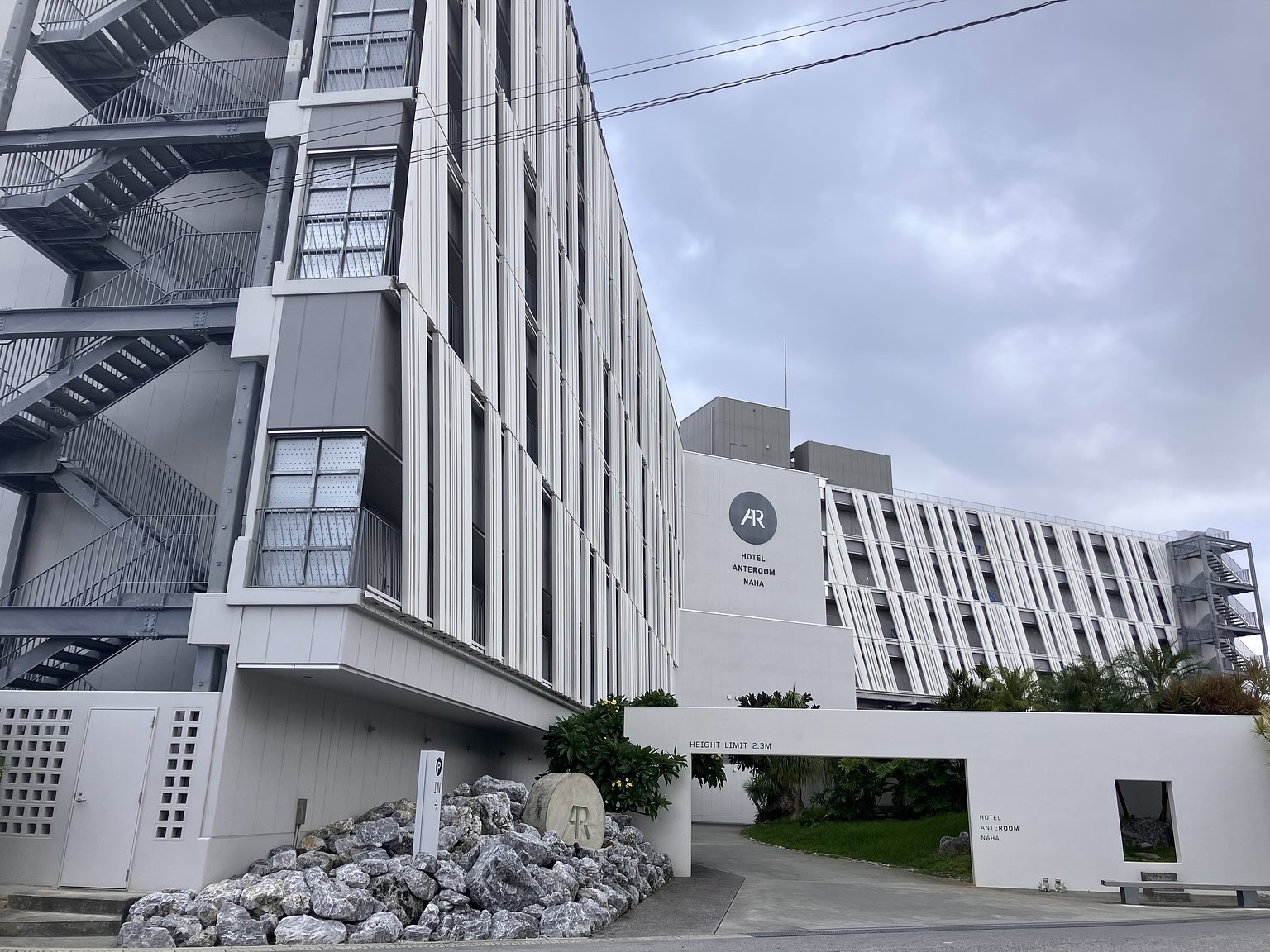 항구 근처의 아트 호텔