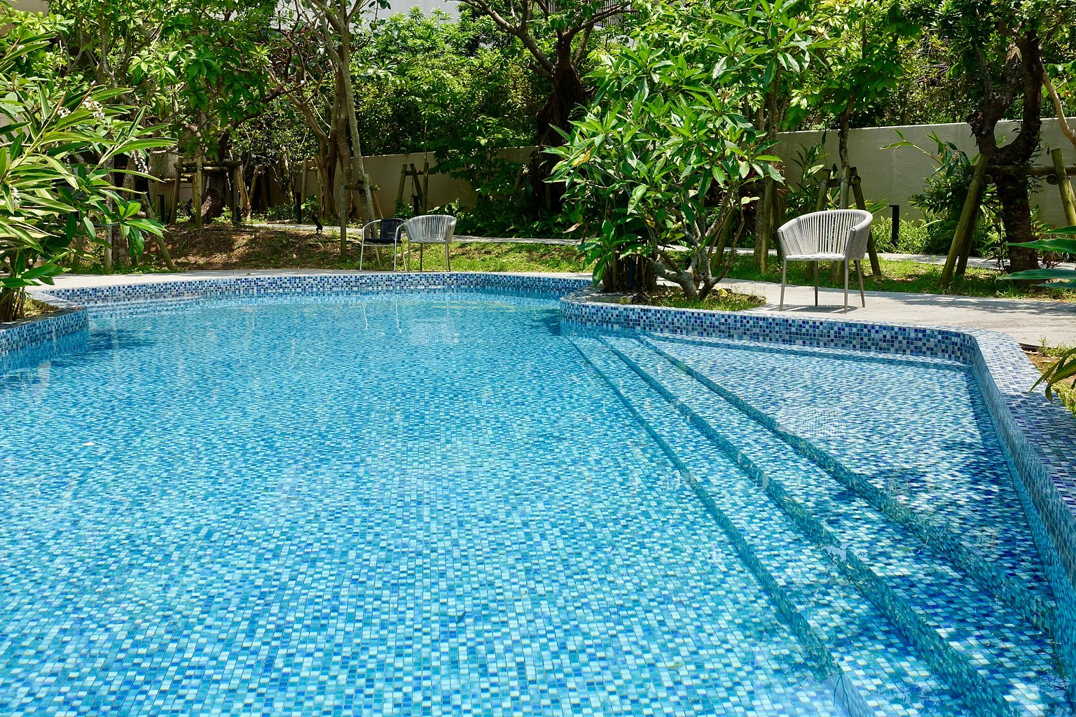 HOTEL STRATA NAHA｜Adjusting Your Travel Pace Amidst the Lush Pool