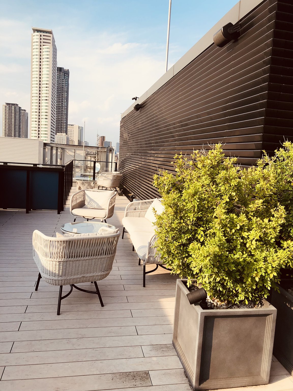 Stylish Hotel✨ With Workspace and Free Beer for Relaxing on the Rooftop✨