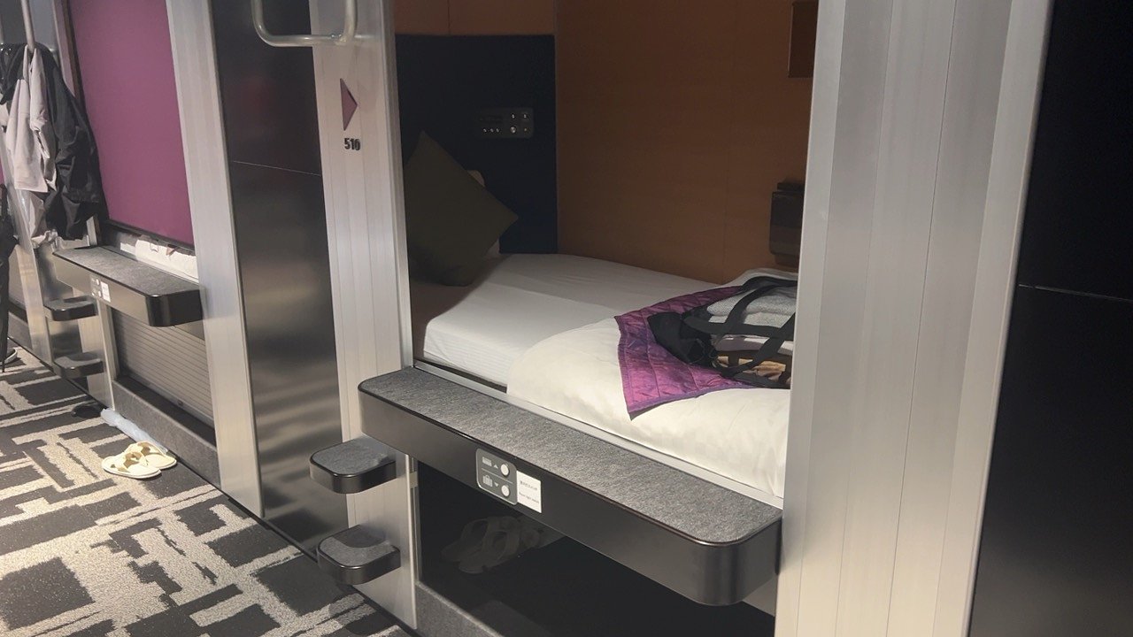Convenient Single-Deck Capsule Hotel with Access to Two Train Lines