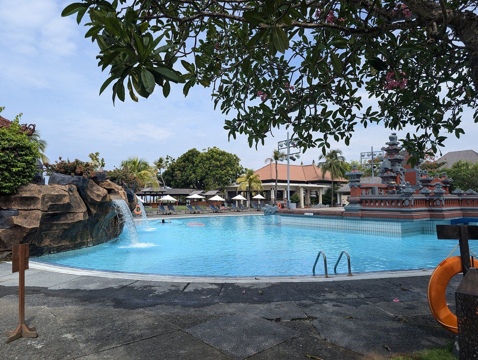 A Hotel Where You Can Fully Enjoy the Resort Feeling with an Overwhelmingly Large Pool and Luxurious Meals