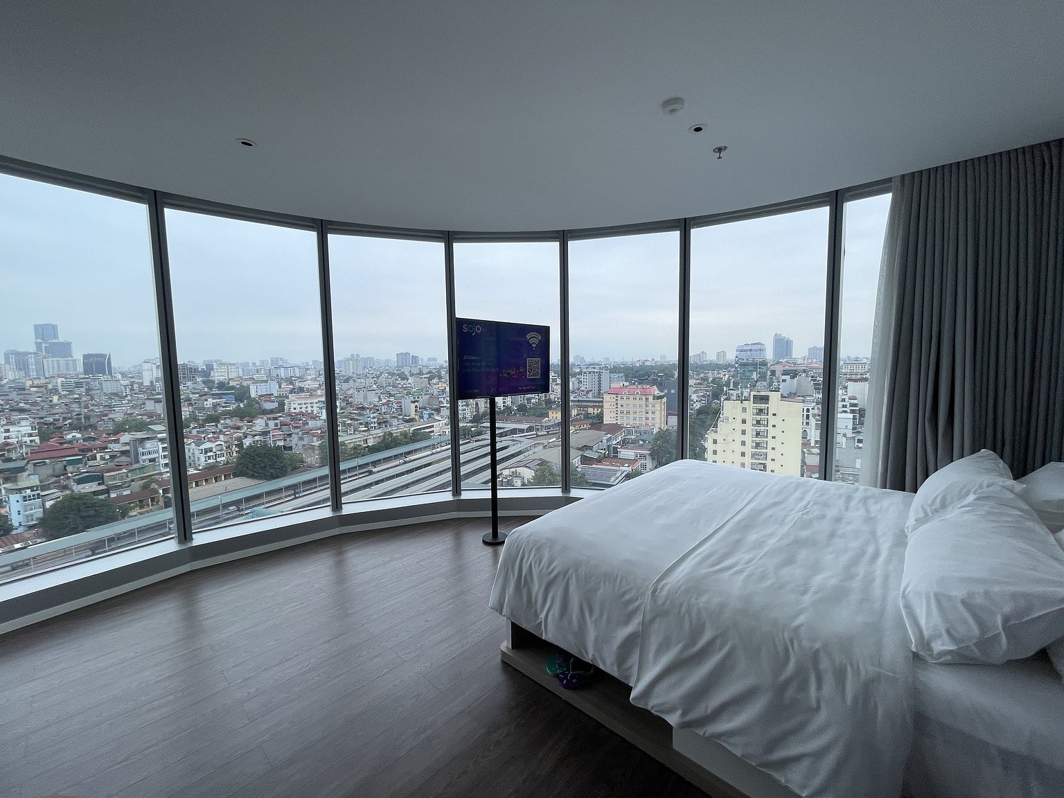 Base for Hanoi Sightseeing! A Hotel with Stunning Night Views I'd Like to Return To