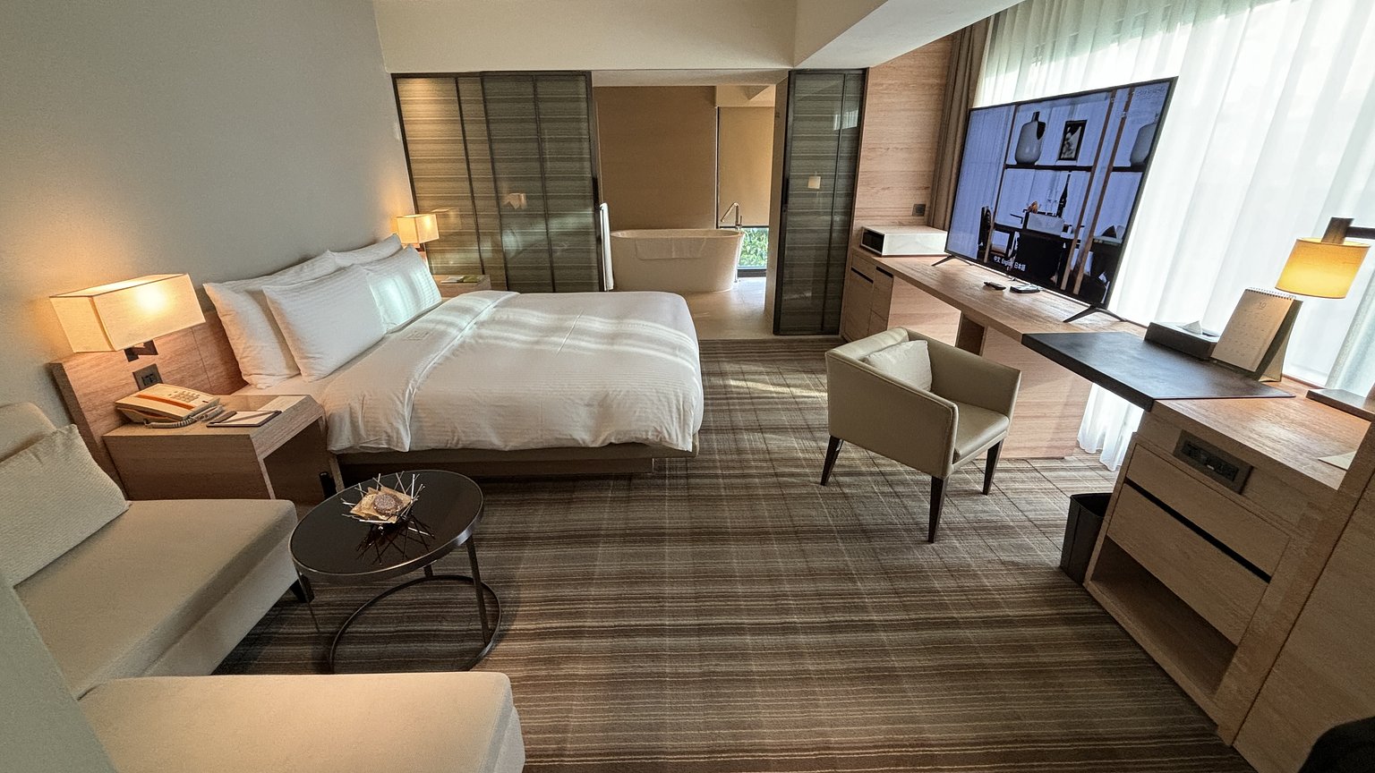 Room with Bathtub. Spacious and Bright!