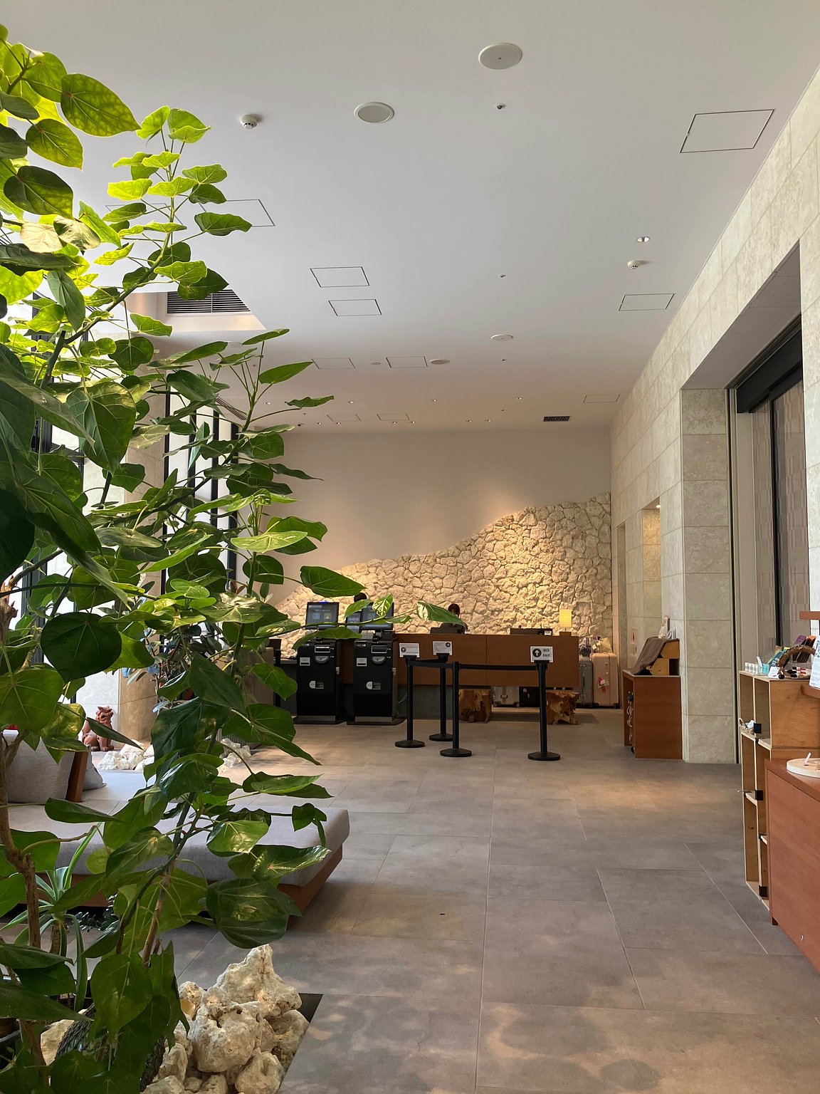 [나하] 선명한 초록과 파란색이 어우러지는 도심 리조트 🌿