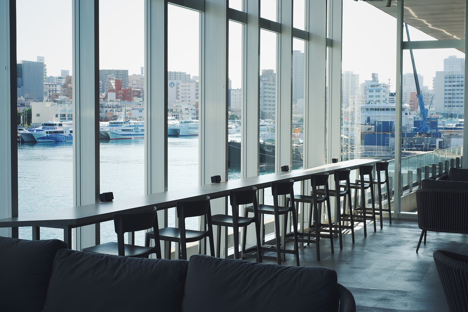 位於港口城市的可住宿現代美術館。