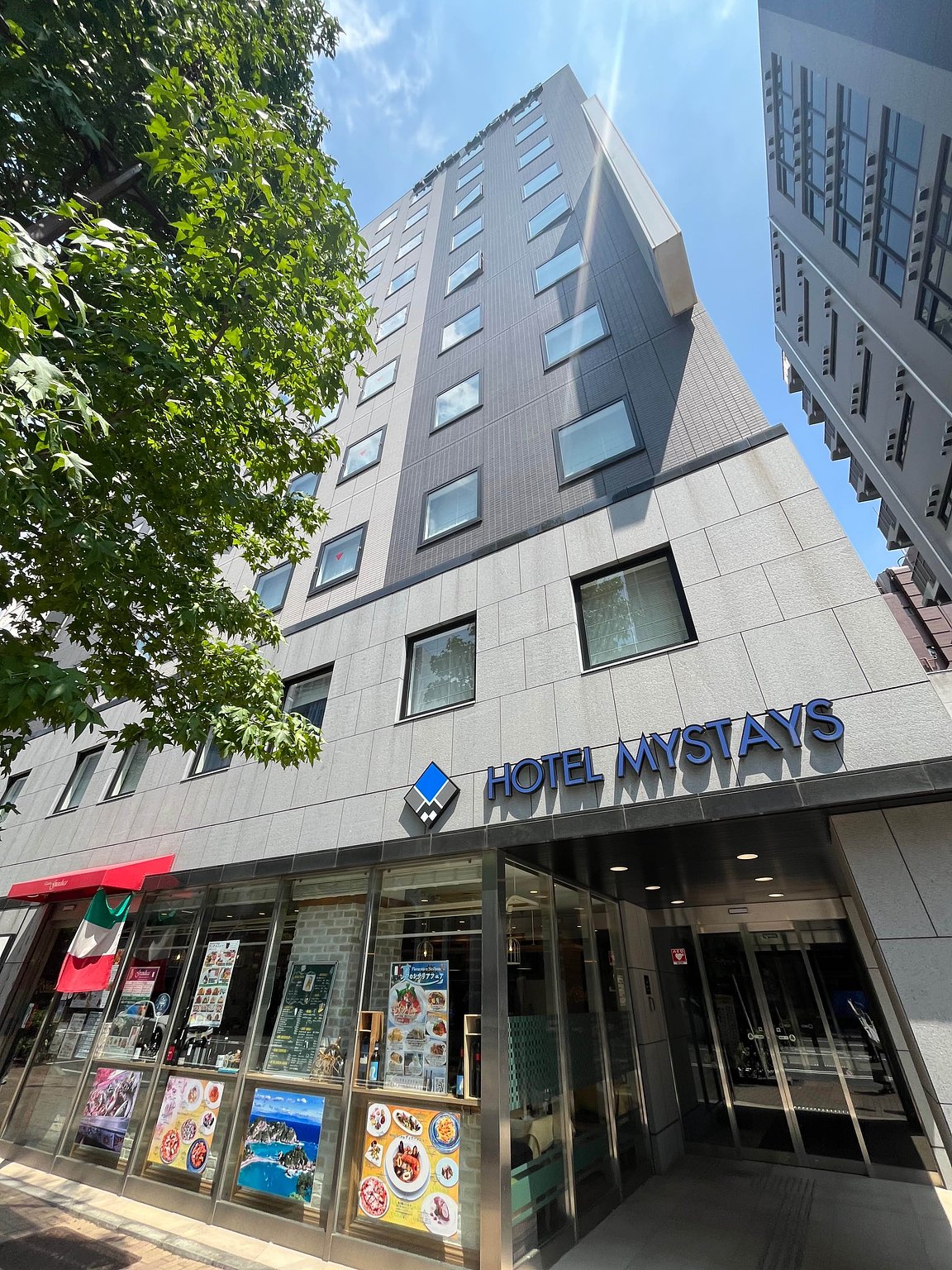 Just a stone's throw from Kannai Station! A street scene reminiscent of Shinbashi in Yokohama.