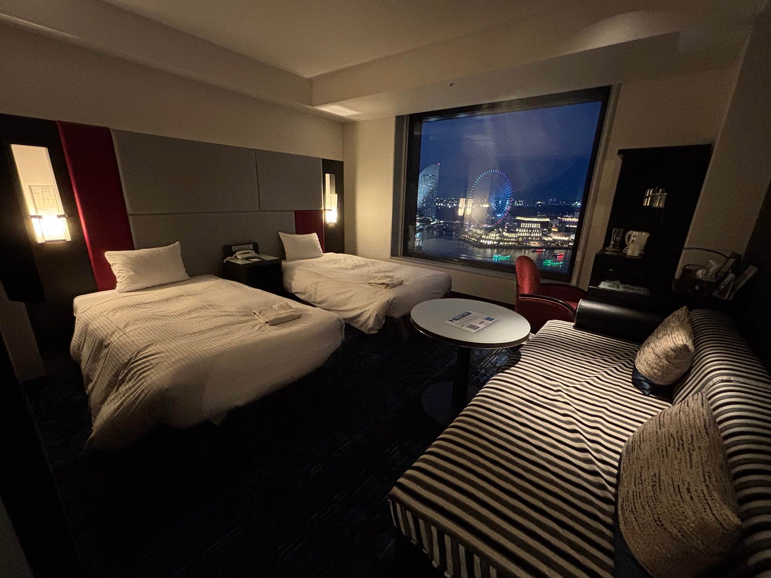 A panoramic view of the night scenery in Minato Mirai...!