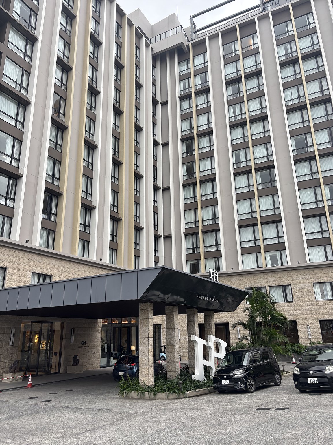 Resort Vibes in the Heart of a Busy Shopping District