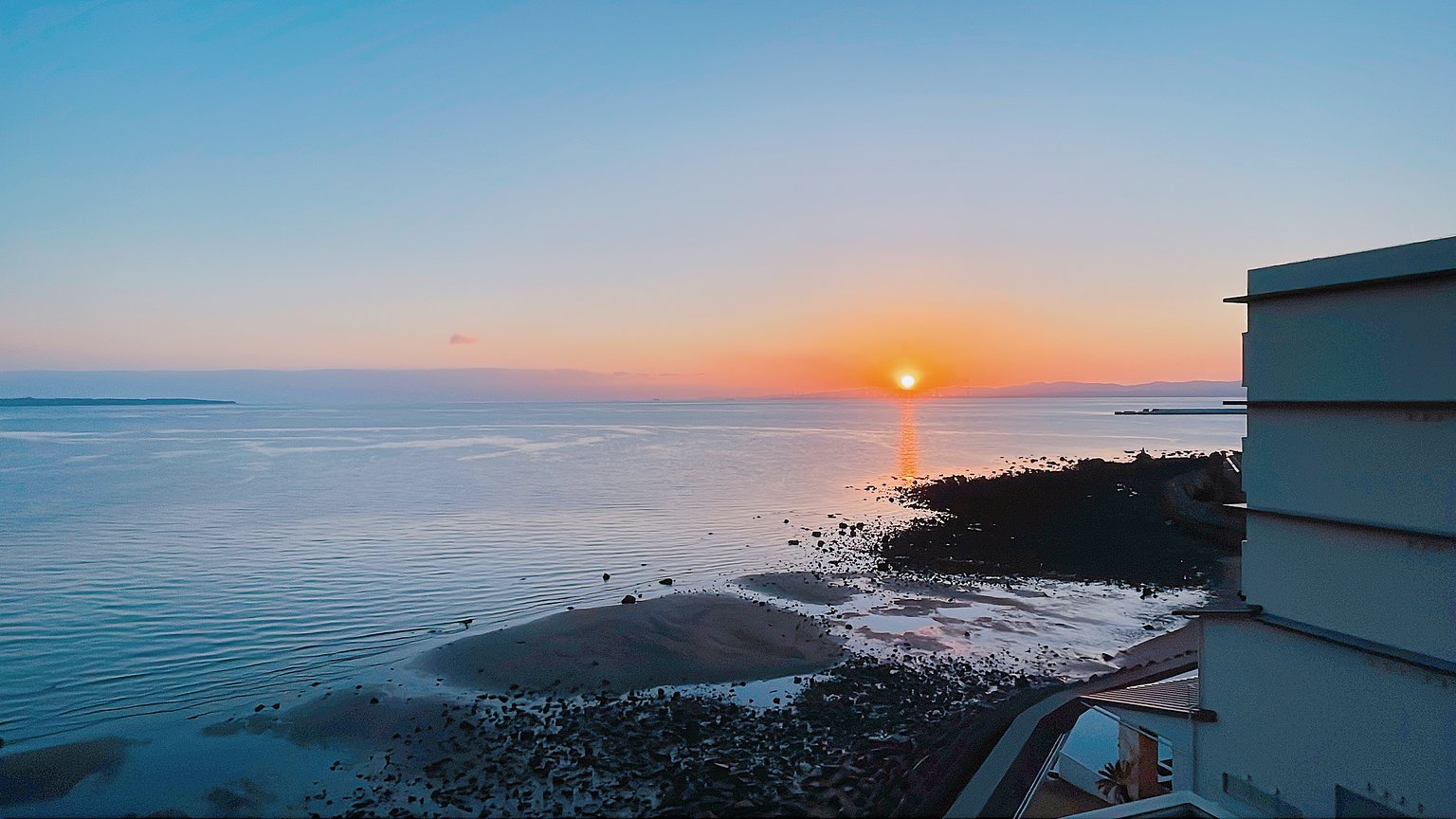 발코니와 객실 욕조에서 일출 감상하기