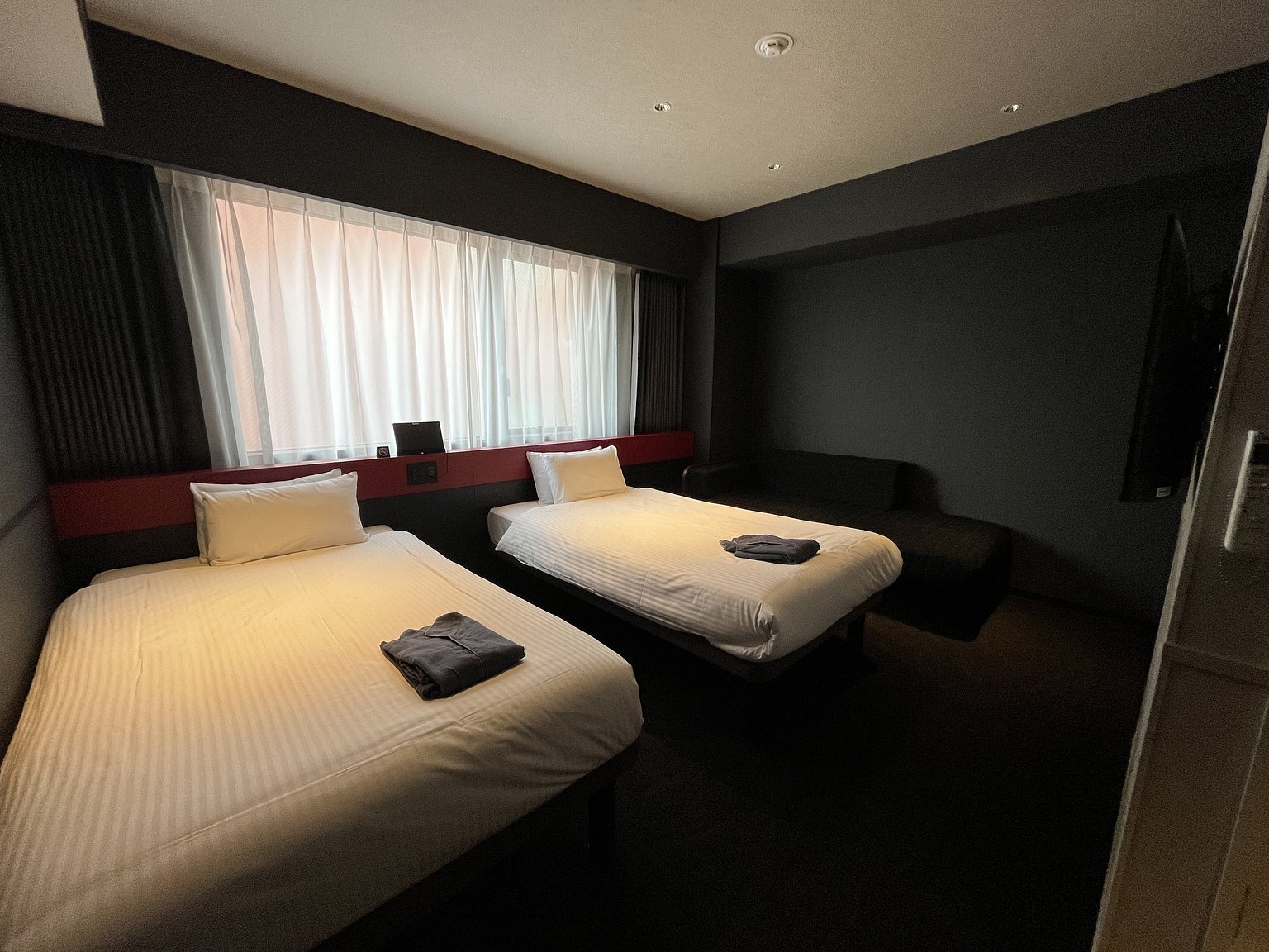 Spacious Room in a Quiet Location🏨