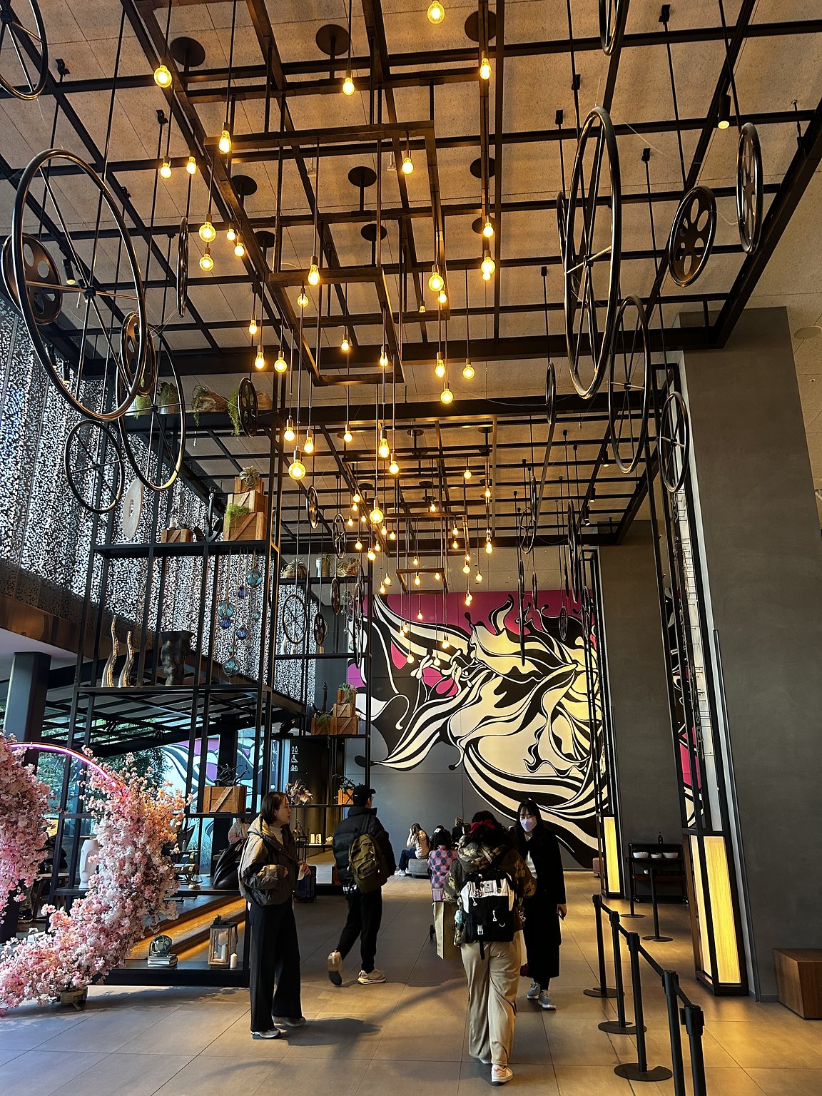 Just 10 Minutes to Disney! Stylish Hotel with Large Bathhouse, Perfect for a Staycation🌱