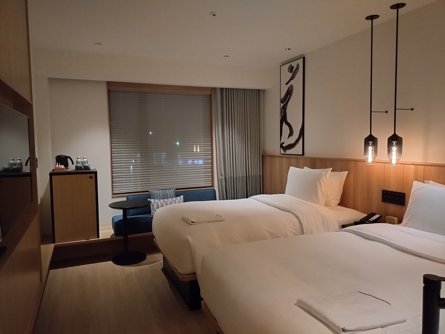 호텔 앞의 최고의 도로 옆 역