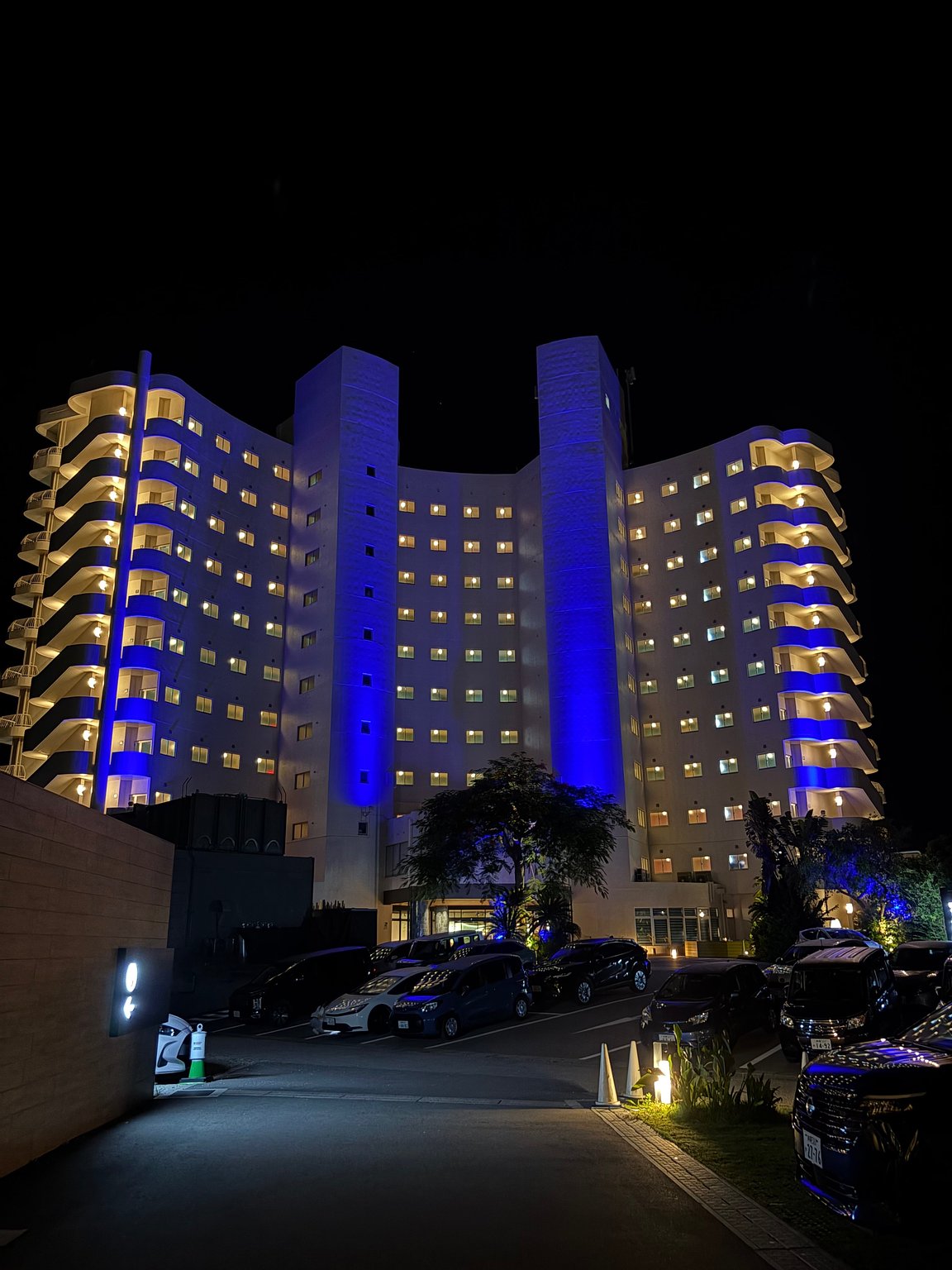 Perfect for sightseeing in the central region of Okinawa. A healing hotel where you can also enjoy billiards