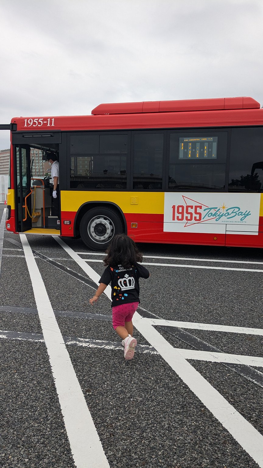 免費接駁巴士前往迪士尼，適合清晨到達的房間✨