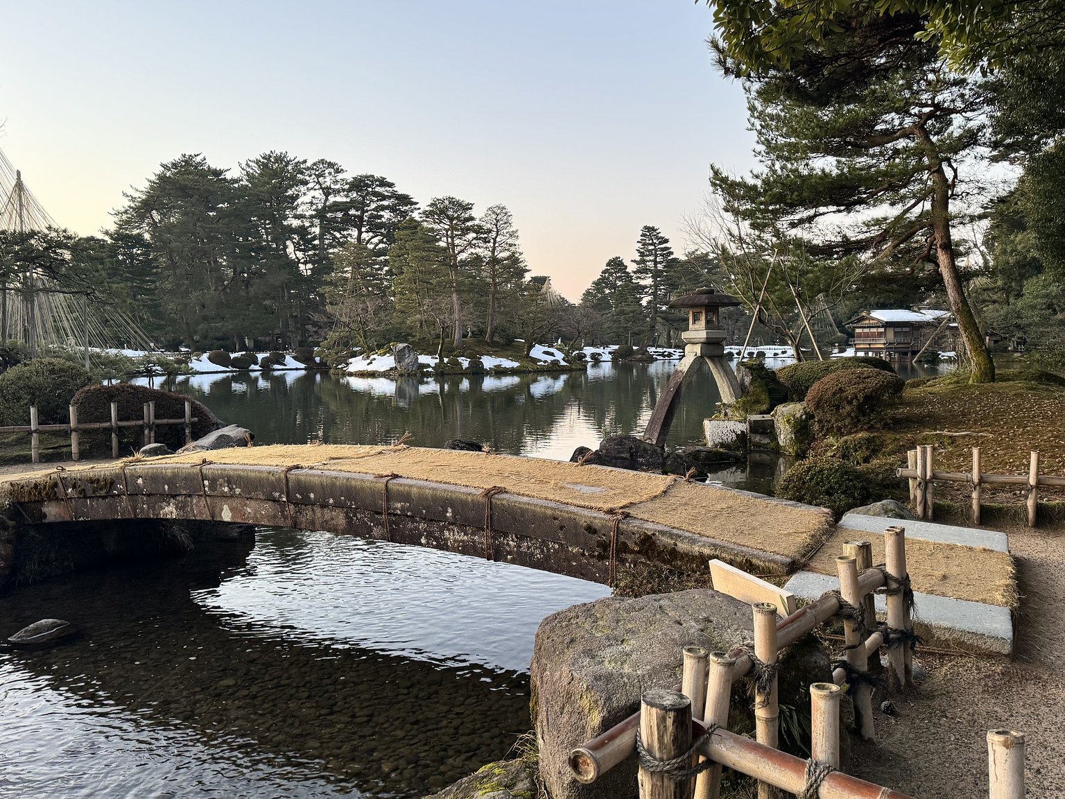 【朝日照耀下的冬季兼六園】從清晨的兼六園散步開始金澤之旅