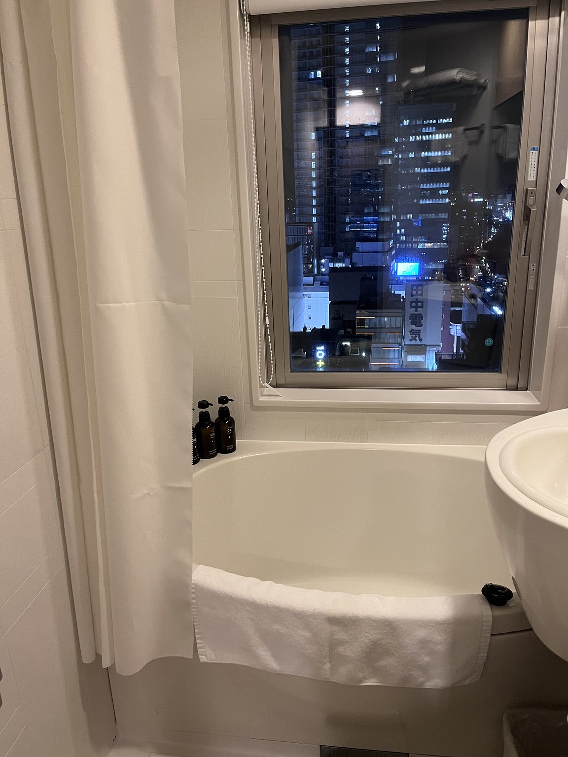 Trains Passing Akihabara Station Visible from the Bath in My Room