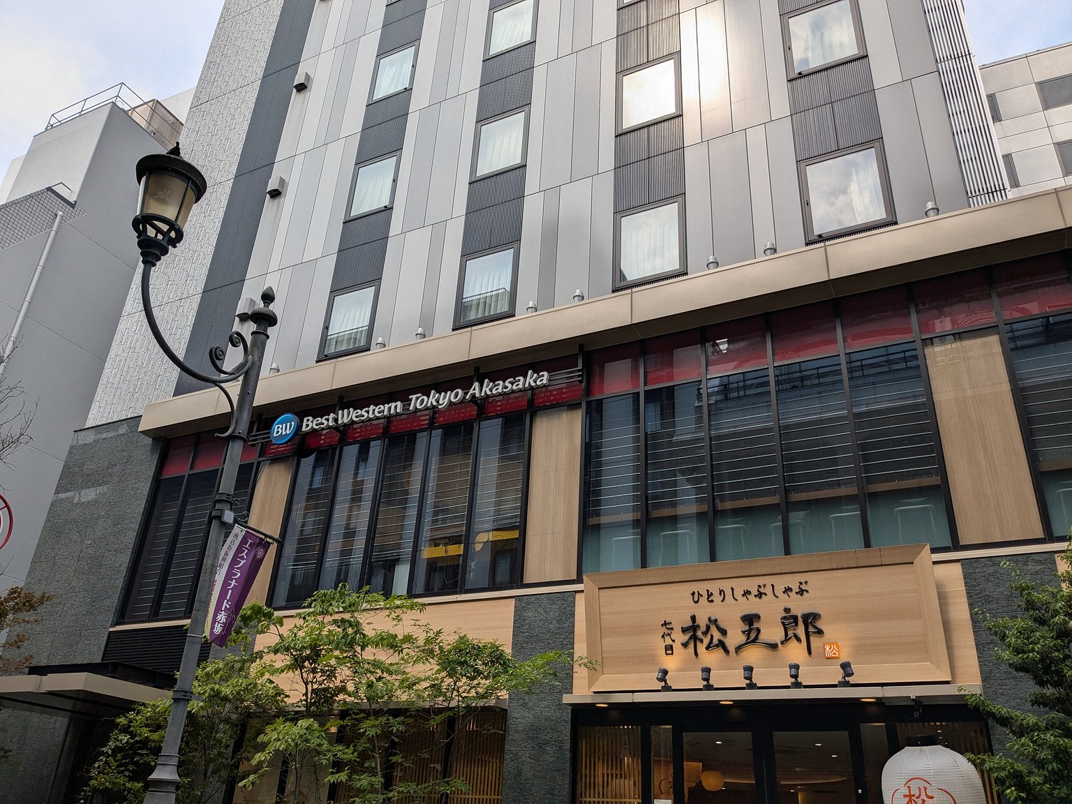 편리한 위치, 주변에 많은 음식점들