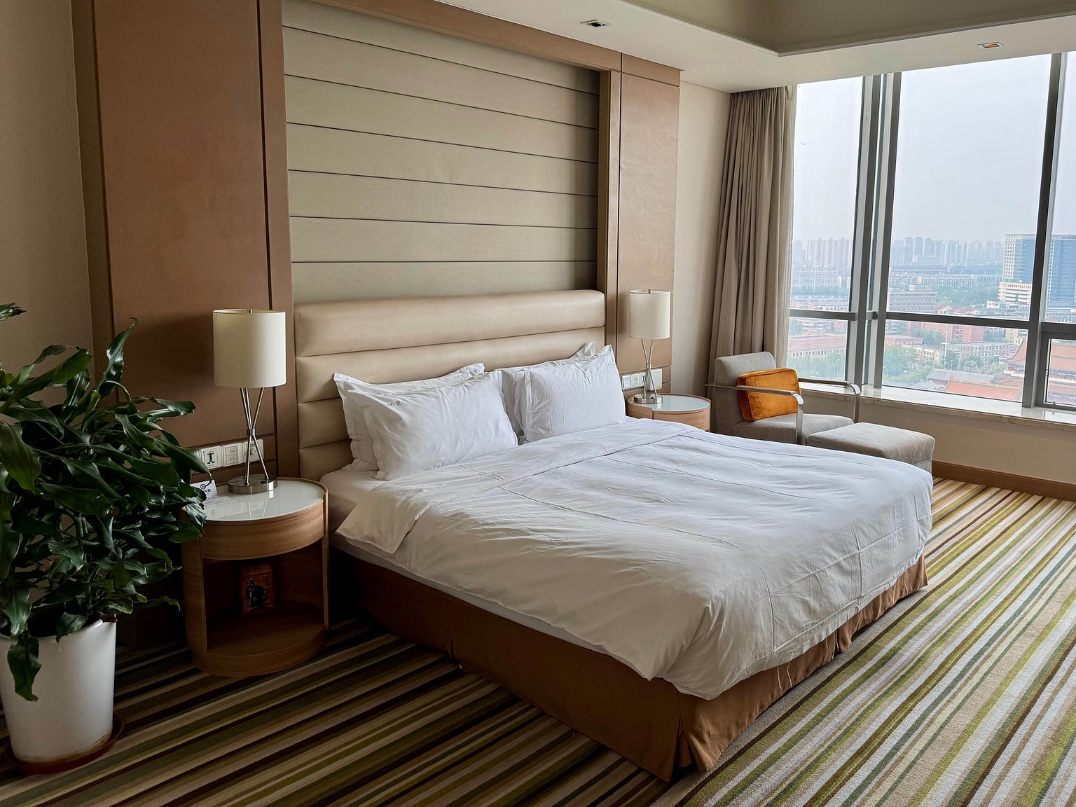 톈진의 상징인 톈진 아이 근처의 훌륭한 서비스와 전망을 자랑하는 호텔이었습니다!