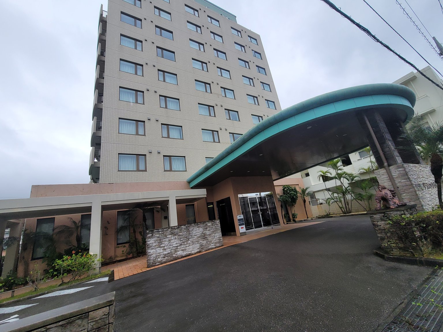 공항 무료 셔틀과 좋은 위치 및 편안한 호텔