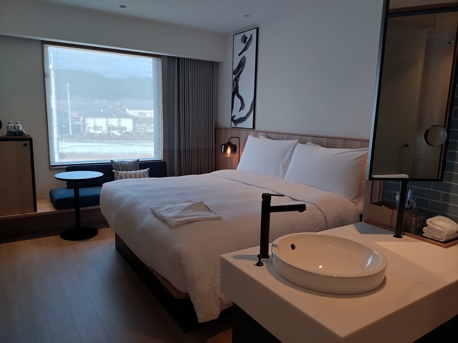 A life-sized Gundam appears at the nearby roadside station.