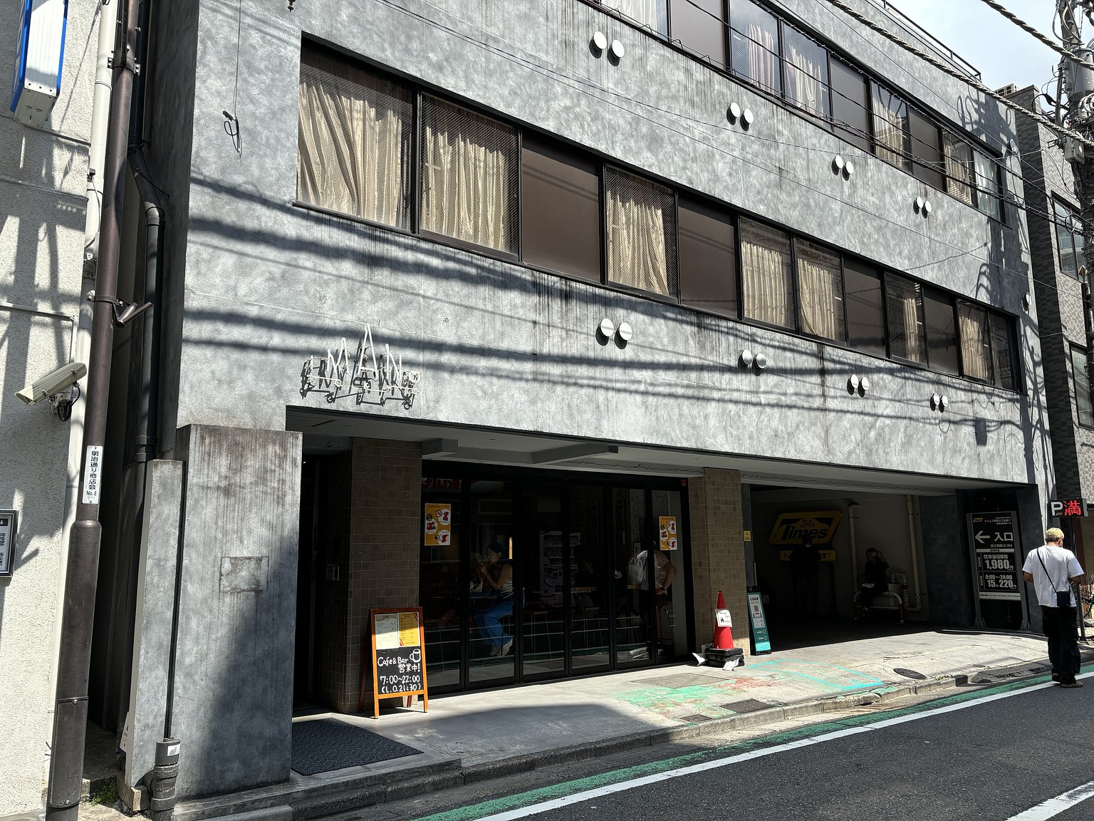 Mostly foreign visitors! Conversations abound