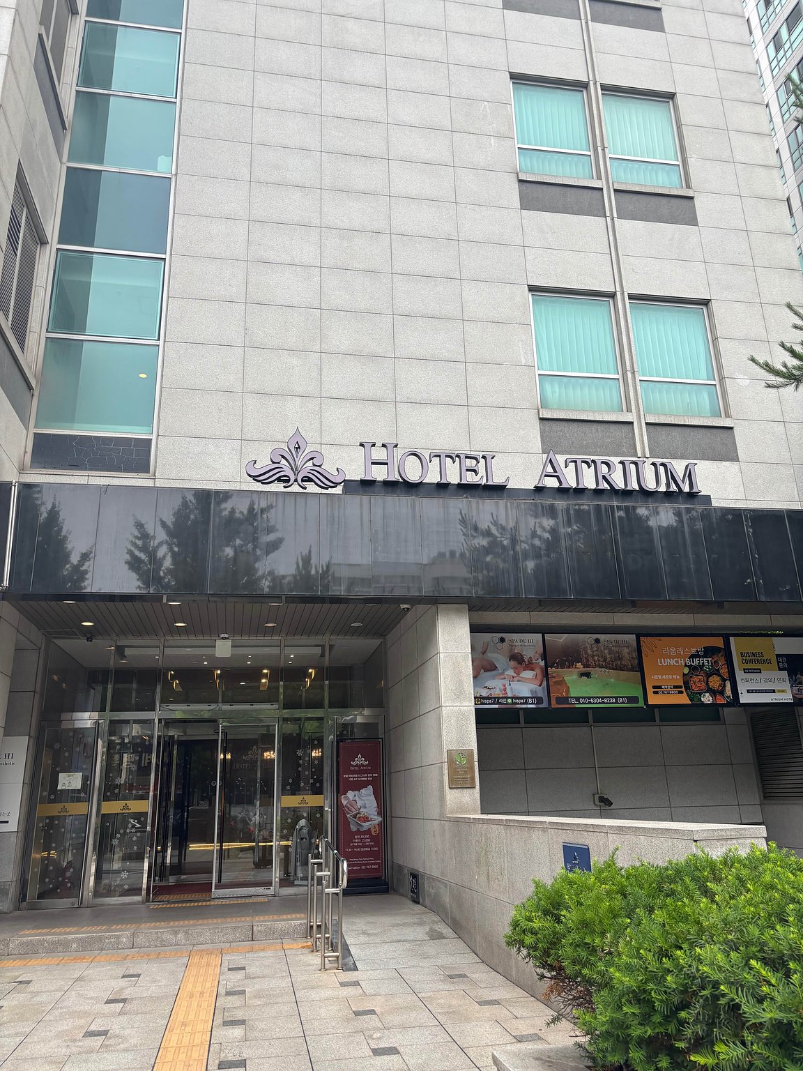 5-Minute Walk to Seoul's Most Popular Market! Hotel Atrium