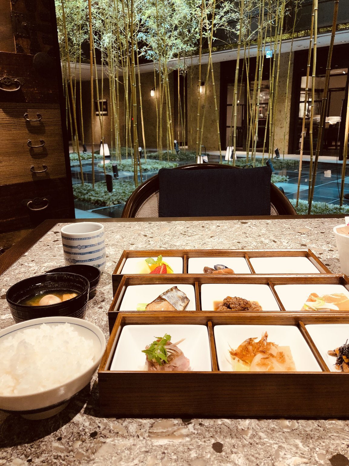 호텔 안에 있는 파워스팟: 놀라운 대나무 숲 중정💚