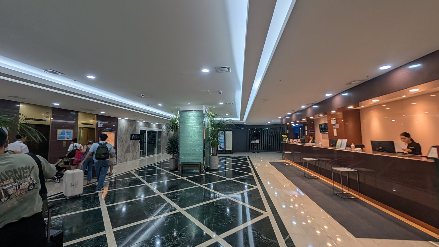 이태원역과 직접 연결된 최고의 입지의 가성비 최고의 호텔, 소음이 신경 쓰이지 않는 분에게 추천