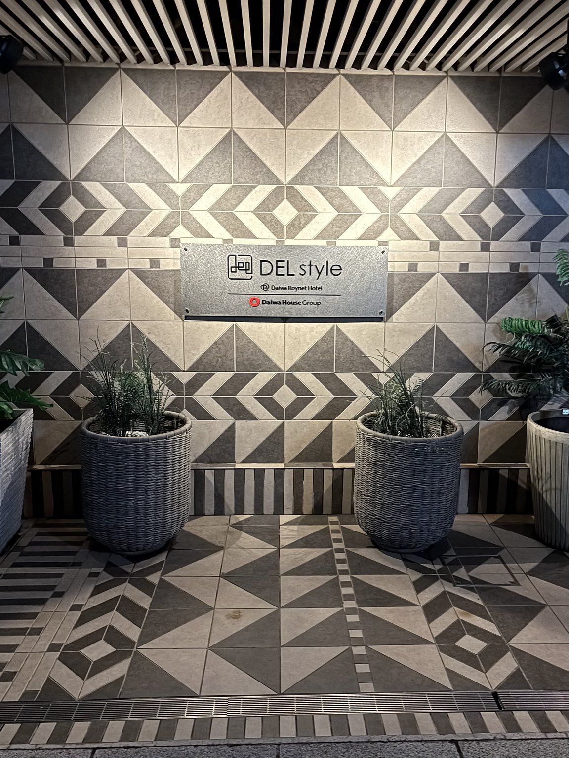 Good cost performance and access! There is also the longest shopping street in Japan♪