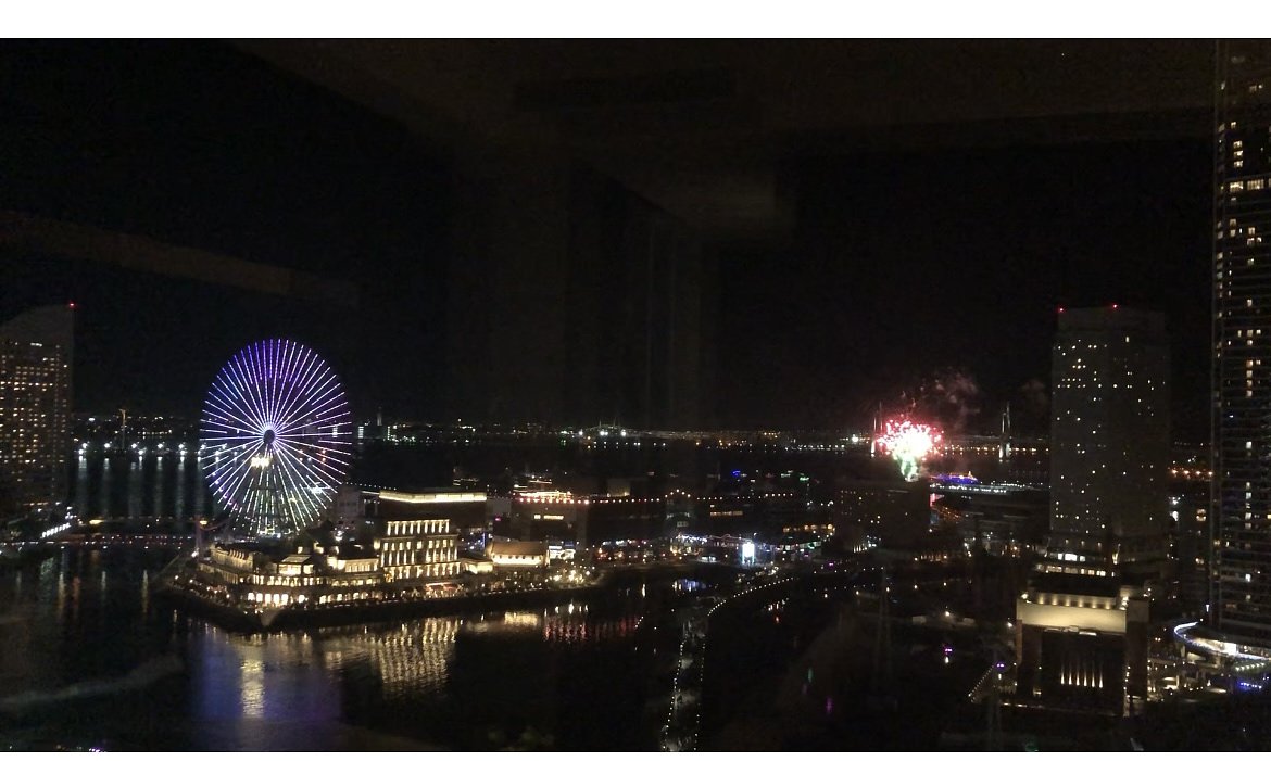 객실에서 본 화려한 유람선과 불꽃놀이